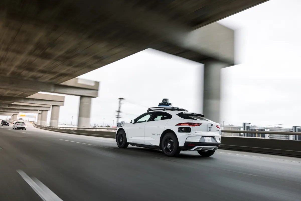 Waymo создала модель «Reference Driver» для точной оценки роботакси против человека
