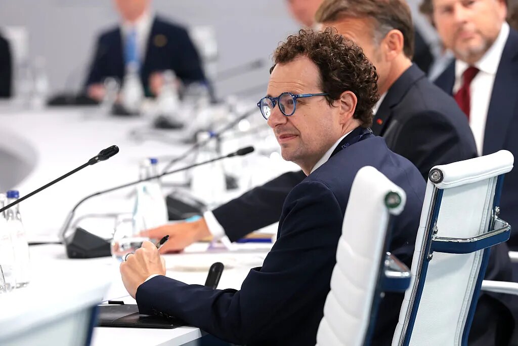 AI safety debate shifts to control of standards and oversight