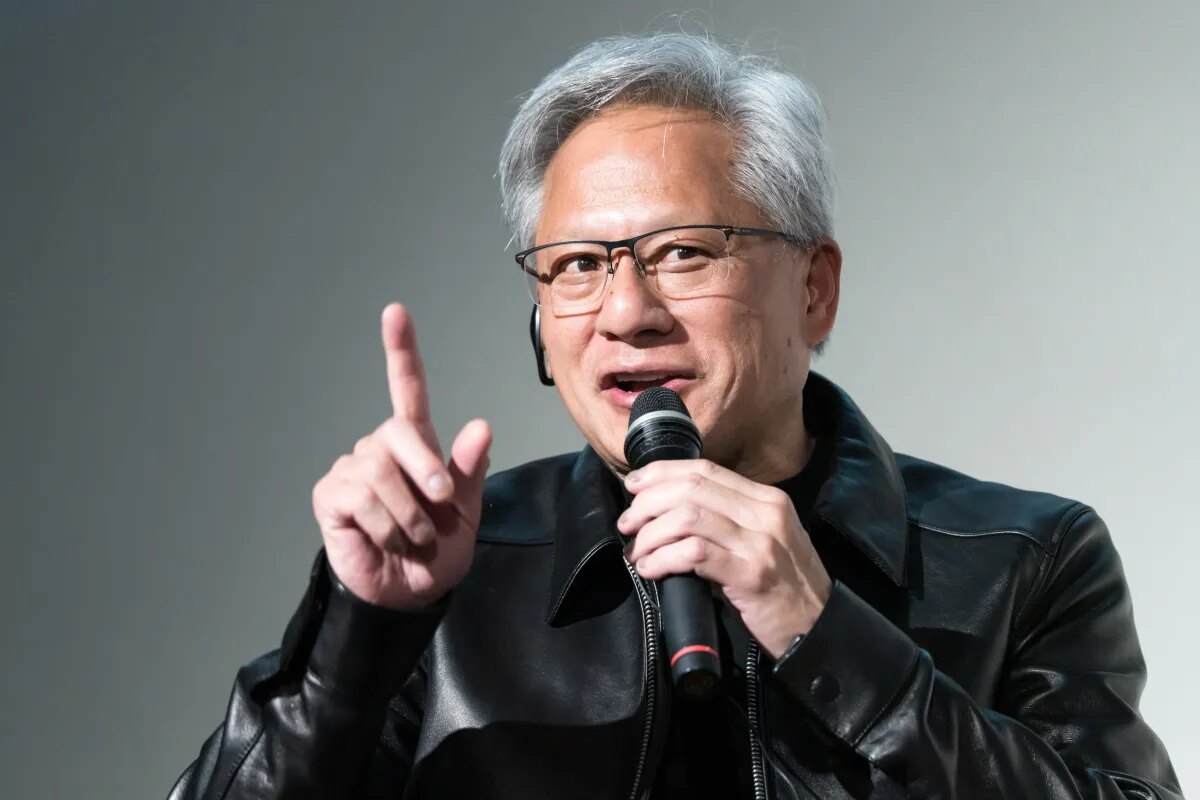 Huang’s Trump Call Also Put Apple’s Foldable Phone on Stage
