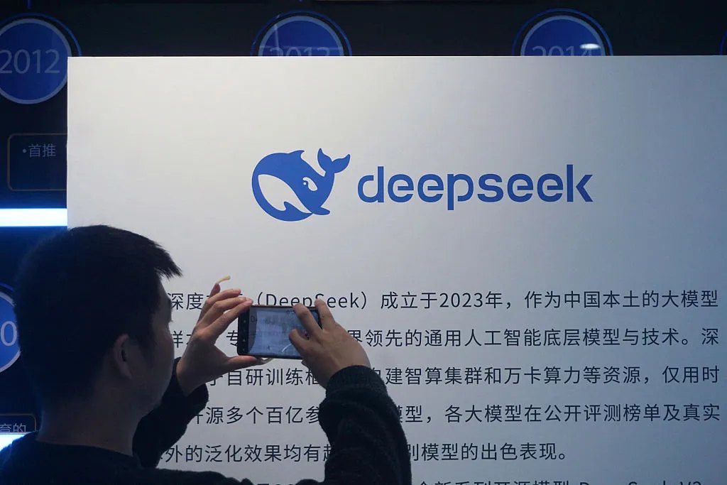 DeepSeek V4: 1M tokena konteksta i 1,6 triliona parametara — šta to menja