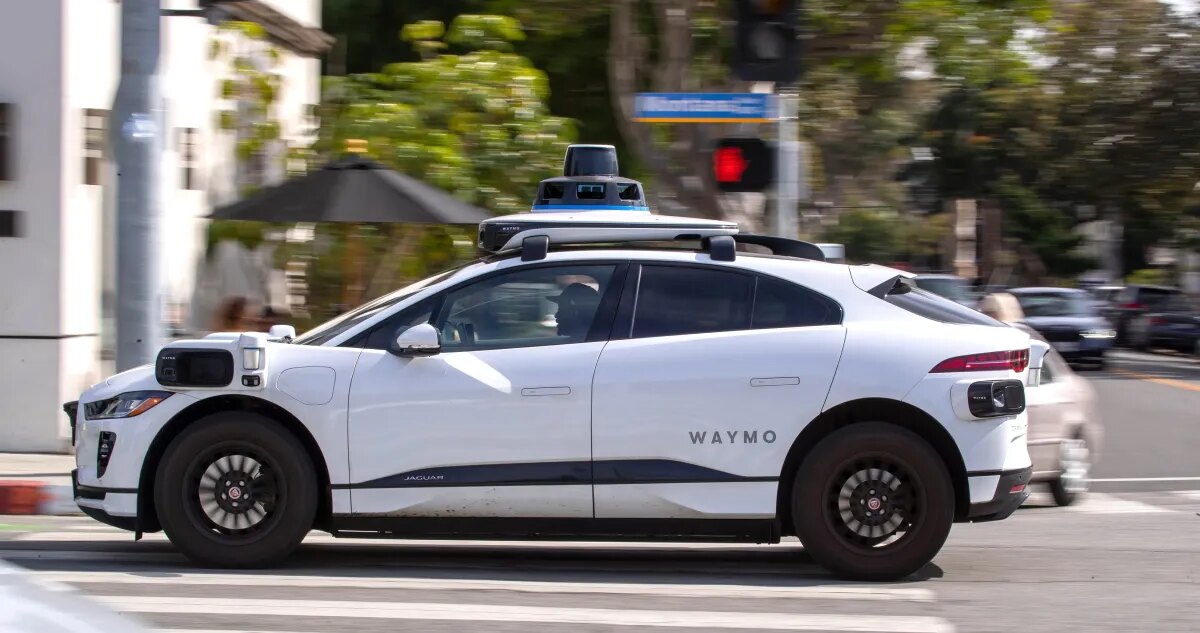 Тестовые водители Waymo и Zoox сообщили о травмах при резком торможении