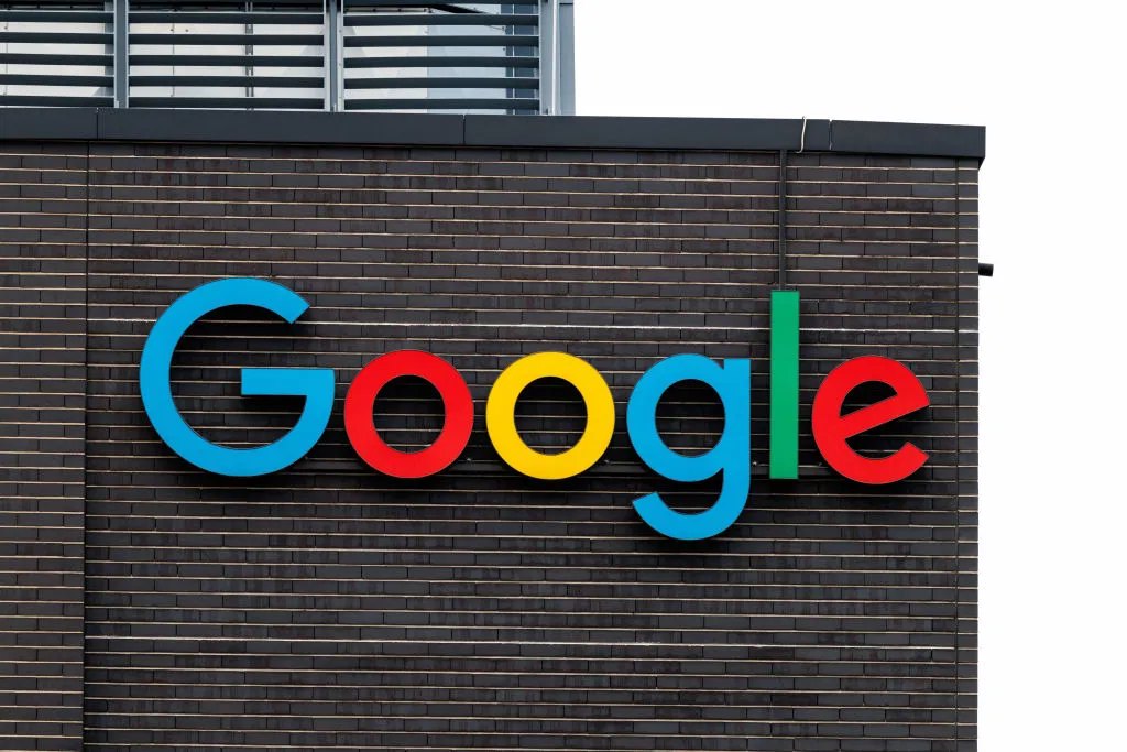 Новая эпоха поиска: Google заменяет «десять синих ссылок» на AI‑опыт